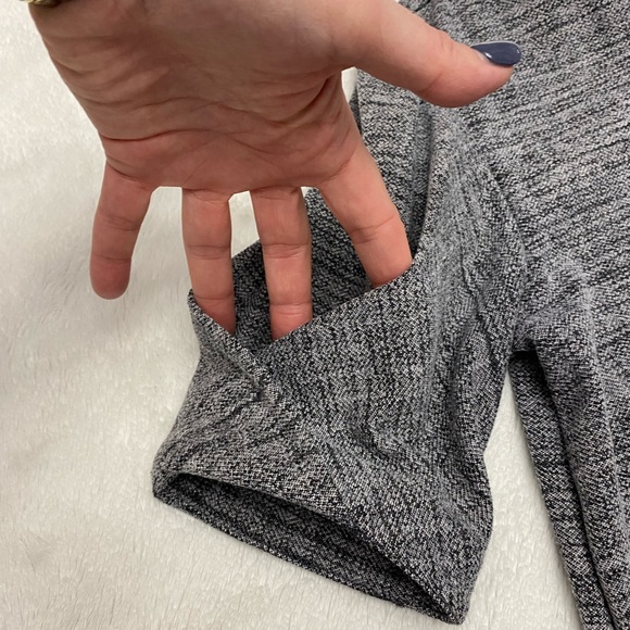 🌟FINAL SALE🌟 Banana Republic detailed sleeve top - Picture 3 of 7